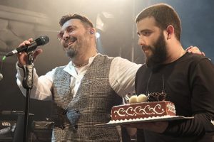 Yeni yaşını sahnede kutladı
