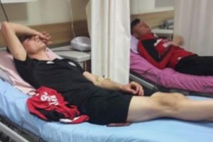 Futbolcular hastaneye kaldırıldı