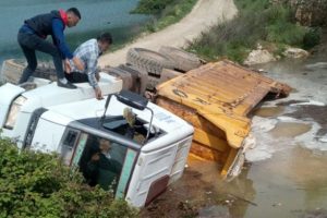 Kamyonun geçişi sırasında yol çöktü