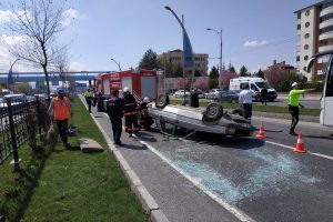 Kontrolden çıkan otomobil, refüje çarptı
