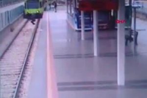 Bursa'da istasyona giriş yapan metronun önüne atladı
