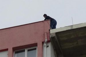 İntihar etmek için çatıya çıktı, kendisini polise ihbar etti