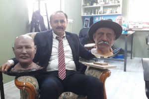 Halk ozanı Hacı Taşan'ın saz çalan heykeli yapılıyor