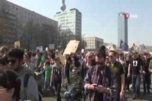 Berlin'de artan kiralar protesto edildi