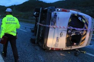 İşçi servisi devrildi: 9 yaralı