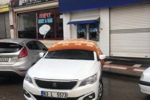 Sürücüler doludan korunmak için kaldırıma park etti