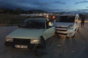 İki araç çarpıştı: Ön koltuğa oturtulan küçük kız ağır yaralandı