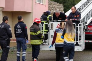 Kocaeli'de 9 katlı binanın çatısına çıkan kızı, polis ikna etti