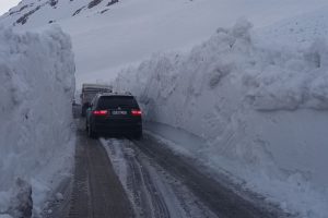 Çığ nedeniyle kapanan yol ulaşıma açıldı