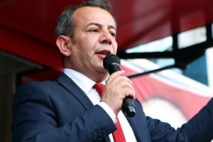 Suriyelilere belediye yardımını kesen CHP'li başkan Özcan'dan ayrımcı söylemlerle yanıt