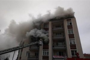 Ankara'da korkutan yangın: 11 kişi dumandan etkilendi