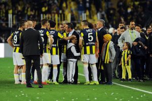 Ali Koç maç sonunda sahaya indi