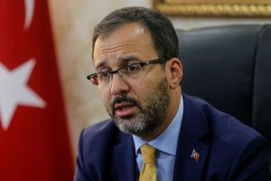Bakan Kasapoğlu, milli güreşçileri kutladı