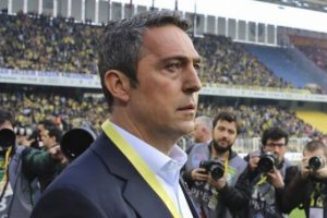 Ali Koç'tan genç taraftara jest