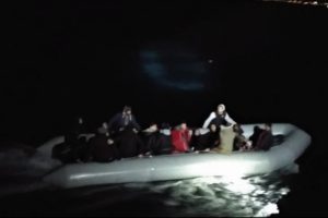 Gece yarısı 11'i çocuk 34 kaçak göçmen yakalandı