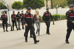 Turistlerin kartlarını çalanlar yakalandı