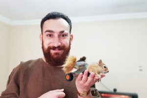 'Hayat tamircisi' bu kez felçli sincabı yürüttü
