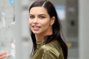 Adriana Lima büyükannesinin yüzünü güldürdü