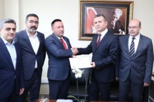 AK Partili Hüseyin Beyoğlu mazbatasını aldı