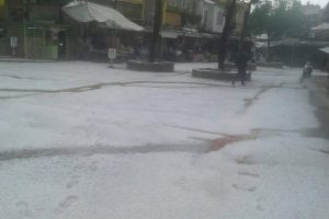 Şiddetli dolu yağışı ilçeyi beyaza bürüdü