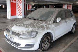 Havalimanı otoparkında 2 araç sahibini bekliyor