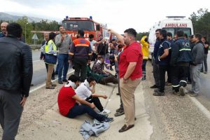 Mersin'de tarım işçilerini taşıyan midibüs devrildi: 11 yaralı