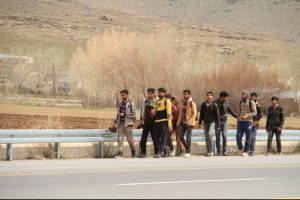 Van'da yol üstünde yürüyen 60 kaçak, yakalandı