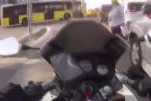 Dikkatsiz kadın, motosikletin altında kalmaktan son anda kurtuldu