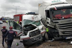 TIR cenaze aracına çarptı! 2 yaralı