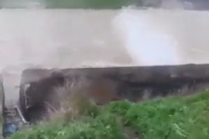 Taşan dere evi yuttu!