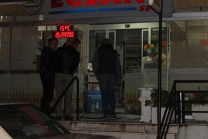 Kapalı eczaneye kurşun yağdırdılar