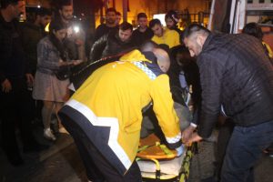 Motosiklet ile ticari otomobil çarpıştı: 2 yaralı
