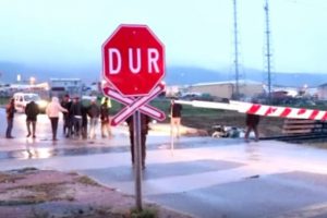 Trenin vagonuna çarpan otomobil sürücüsü can verdi!