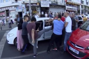 İstanbul'un göbeğinde aile boyu kavga!
