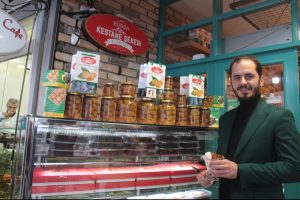 Bursa'nın lezzetlerine bir yenisi daha eklendi! Kestane şekerli dondurma (ÖZEL HABER)