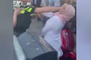Hollanda polisi başörtülü kadını tekmeleyip yumrukladı!