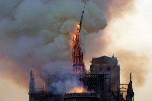 Notre Dame'ın yıkılan kulesi için yarışma düzenlenecek