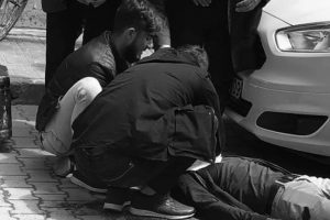Sokak ortasında bıçaklı saldırı