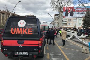 Kontrolden çıkan otomobil durağa çarptı!