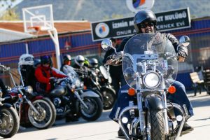 Motosiklet tutkunları kimsesiz çocuklar için sahnede