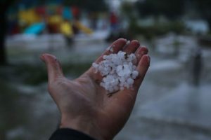 Adana'da dolu ve sağanak yaşamı olumsuz etkiledi