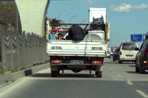 Kamyonette tehlikeli yolculuk!