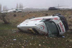 Ambulans, şarampole yuvarlandı! 3 yaralı