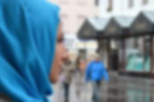 Fransız mahkeme başörtülü kadını haklı buldu