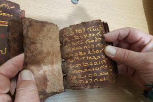 Ceylan derisi üzerine altın işlemeli tarihi İncil ele geçirildi