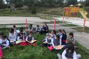 Bursa'da çocuklar parkta kitap okudu