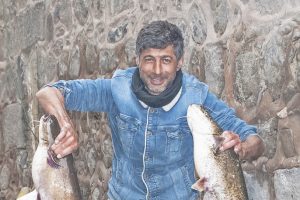 Gece attığı ağda, sabah 2 dev balık buldu