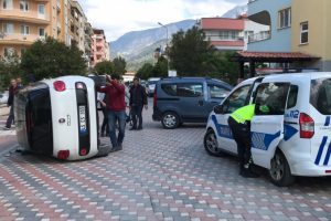 Park halindeki araca otomobil çarptı: 2 yaralı