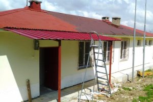 Boya yapan işçi beton zemine düştü!
