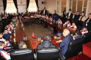 Bursa Yenişehir Belediye Başkanı Aydın öğrencileri sevindirdi